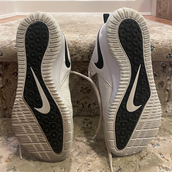 Nike Volleyball Sneaker - Picture 3 of 6